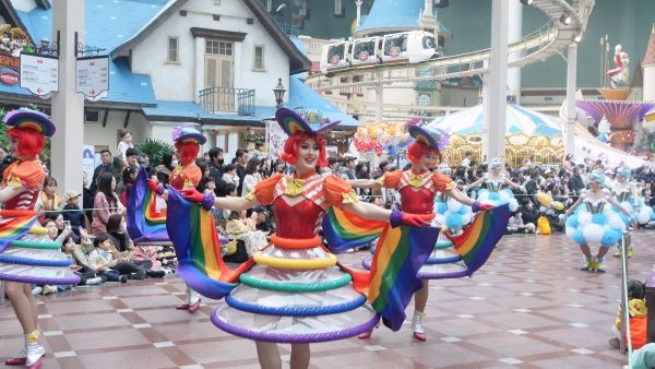제22회 광주 추억의 충장축제가 절정에 이르는 18일 금남로 일원에서 국내 최대 테마파크인 롯데월드 어드벤처와의 협업으로 전국 어디에서도 볼 수 없는 초대형 퍼레이드를 선보인다. ⓒ 광주 동구청