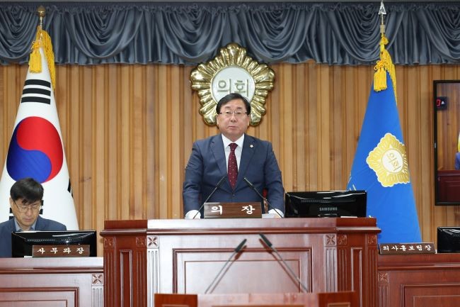 개회를 진행 하고 있는 울진군의회 김정희 의장. ⓒ 울진군의회