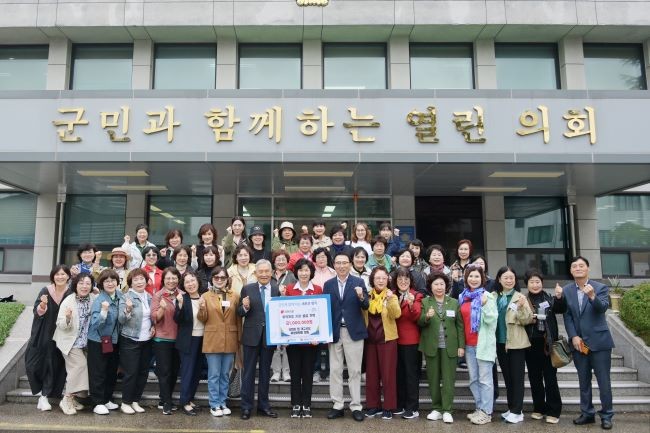 국민의힘 대구시당 여성위원회는 14일 영덕군의회를 방문해 초대형 산불로 큰 피해를 입은 영덕 군민들을 위로하고, 지역 취약계층을 지원하기 위한 성금을 기탁했다. ⓒ 영덕군의회
