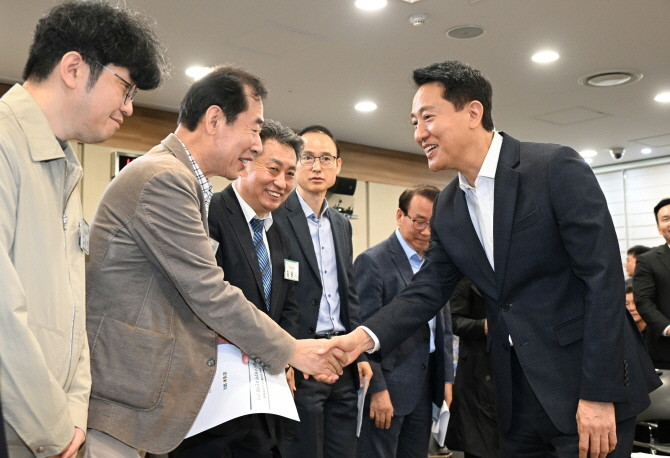 오세훈 서울시장이 16일 서울시청에서 열린 '주택공급 활성화를 위한 민‧관정책협의회'에서 서울시 정비사업연합회 주민대표들과 인사를 나누고 있다. © 서울시
