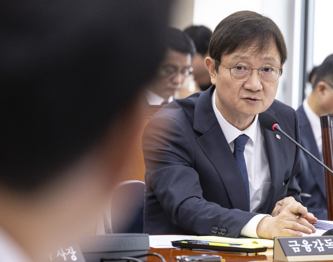 이찬진 금융감독원장이 21일 국회에서 열린 2025년도 정무위원회 국정감사에 출석해 의원 질의에 답하고 있다. ⓒ 연합뉴스