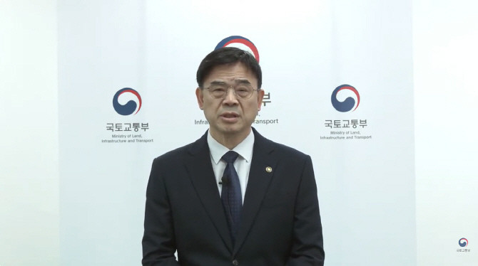 '정부 정책을 통해 시장이 안정되면 그때 집을 사면 된다'는 취지로 발언해 논란을 일으켰던 이상경 전 국토교통부 1차관이 지난 24일 사의를 표명했다. © 연햡뉴스