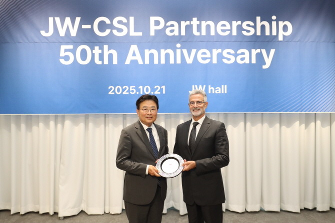JW중외제약은 글로벌 제약사 CSL 비포(CSL Vifor)와의 파트너십 50주년을 맞아 지난 21일 경기도 과천시 소재 JW사옥에서 기념식을 개최했다. © JW중외제약