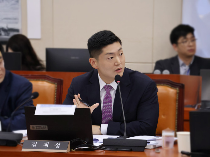 국회 정무위원회 소속 김재섭 국민의힘 의원이 국정감사에서 질의하고 있다. ⓒ 김재섭 의원실