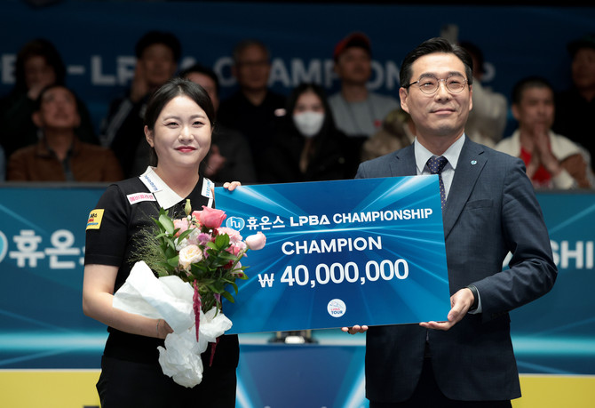 여자 프로당구(LPBA) 김민아 선수가 압도적인 경기력으로 통산 4번째 우승컵을 들어올렸다. ⓒ 프로당구협회