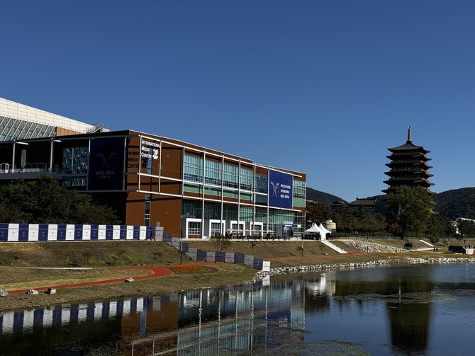 경주 화백컨벤션센터 야외 전시장에 마련된 APEC 국제미디어센터 전경. = 김주환 기자