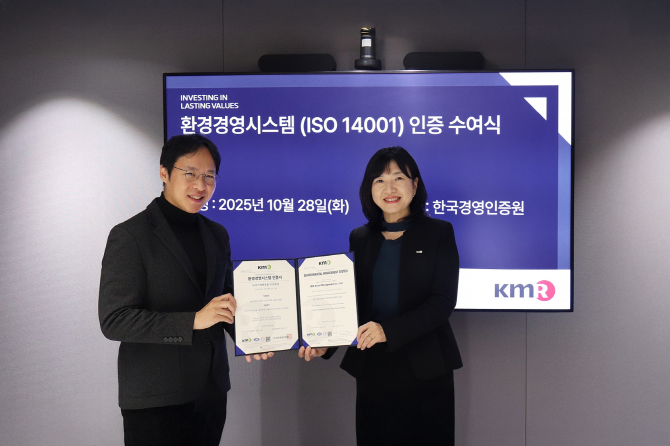 왼쪽부터 이현종 이지스자산운용 기업문화실장, 황은주 한국경영인증원 대표이사. ⓒ 이지스자산운용