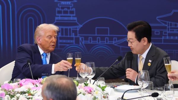 이재명 대통령과 도널드 트럼프 미국 대통령이 29일 경북 경주 힐튼호텔 그랜드볼룸에서 열린 이 대통령 주최 정상 특별만찬에서 건배하고 있다. ⓒ 연합뉴스