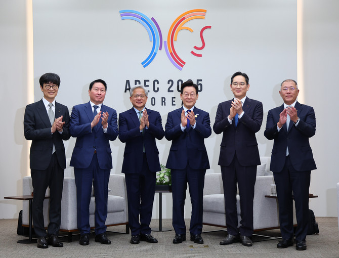 이재명 대통령이 10월31일 APEC 정상회의장인 경주화백컨벤션센터에서 젠슨 황 엔비디아 최고경영자 접견에 앞서 국내 기업 대표들과 함께 기념촬영을 하고 있다. ⓒ 연합뉴스
