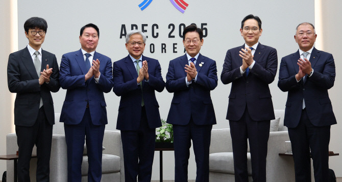 (왼쪽부터)이해진 네이버 이사회 의장, 최태원 SK그룹 회장, 젠슨 황 엔비디아 창립자 겸 최고경영자, 이재명 대통령, 이재용 삼성전자 회장, 정의선 현대차그룹 회장. ⓒ 연합뉴스