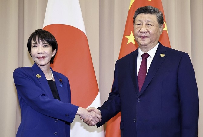 시진핑 중국 국가주석과 다카이치 사나에 일본 총리가 31일 경주에서 열린 중일 정상회담에 앞서 악수하고 있다. ⓒ 연합뉴스