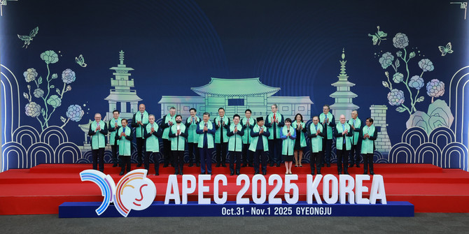이재명 대통령이 1일 HICO에서 열린 APEC 정상회의에서 각국 정상들과 기념 촬영을 하고 있다. ⓒ 연합뉴스