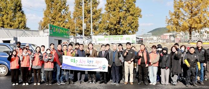 지난 1일 보령선한이웃에서 '연탄은행 재개식'을 개최 후 기념촬영을 하고 있다. ⓒ 보령시