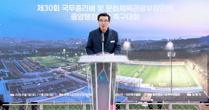 지난 1일 보령스포츠파크 1구장에서 열린 개회식에 김동일 시장이 기념사를 하고 있다. ⓒ 보령시
