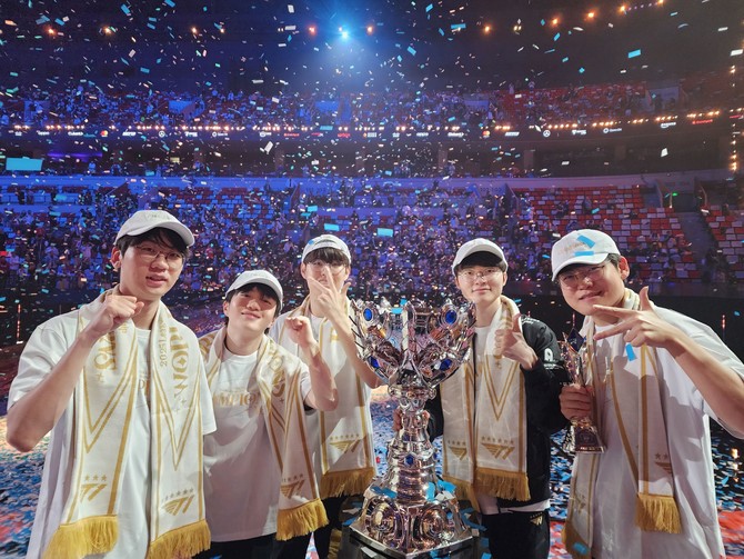 T1 선수단 '2025 리그 오브 레전드(LoL) 월드 챔피언십' 우승 기념 사진. ⓒ SK스퀘어