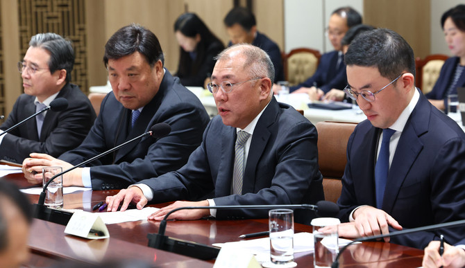 정의선 현대차그룹 회장이 지난 16일 용산 대통령실에서 열린 이재명 대통령 주재 한미 관세협상 후속 민관 합동회의에서 발언하고 있다. ⓒ 연합뉴스