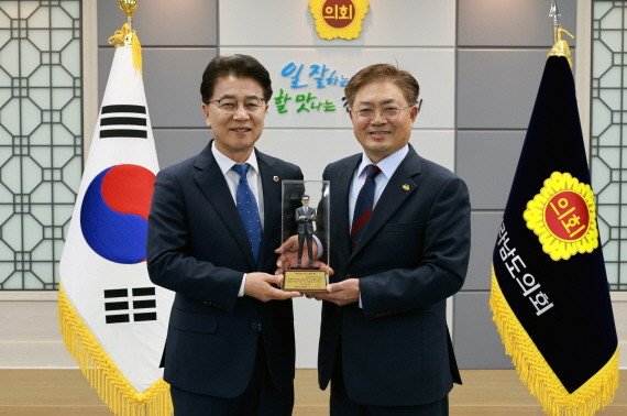 전남도의회 김태균 의장(왼쪽)이 제4회 전라남도 상인의 날을 맞아 제1회 자랑스런 우리 도의원상을 수상한 후 기념촬영을 하고 있다. ⓒ 전남도의회