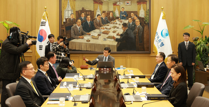 한국은행이 27일 기준금리를 네 차례 연속 동결했다. © 한국은행