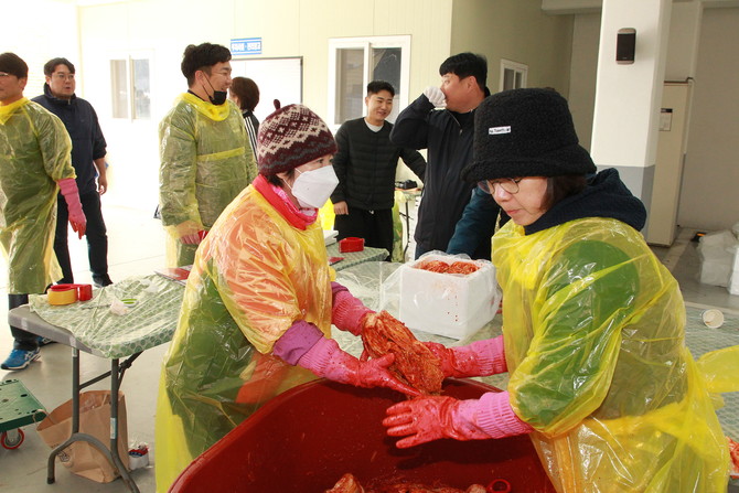 여성특별위원회 김장 김치 담그기. ⓒ 프라임경제