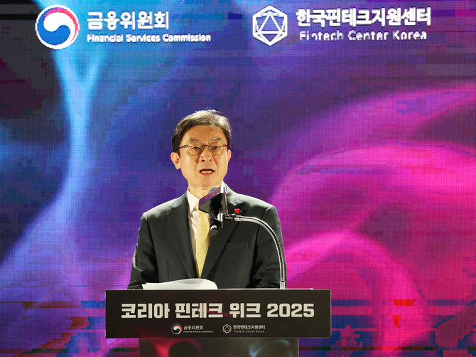 이억원 금융위원장이 지난 26일 서울 서초구 aT센터에서 열린 '코리아 핀테크 위크 2025' 개막식에서 환영사를 하고 있다. ⓒ 연합뉴스