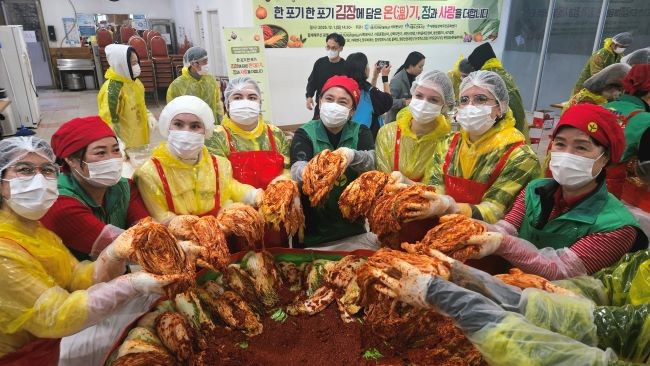 영진전문대학교 사회봉사단이 1일 김장김치 나눔 봉사에 나선 모습. ⓒ 영진전문대학교
