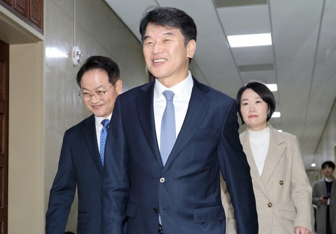 문진석 더불어민주당 원내운영수석부대표가 지난 2일 서울 여의도 국회에서 쟁점 예산과 법인세·교육세 인상안을 두고 막판 협상을 위해 운영위원장실로 향하고 있다. ⓒ 연합뉴스