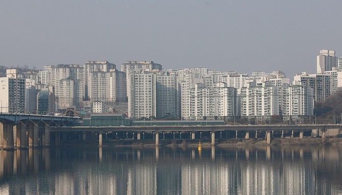 국내 가계 보유 자산 중 부동산 등 비금융자산 비중이 64.5%로 주요국 가운데 가장 높은 것으로 나타났다. © 연합뉴스