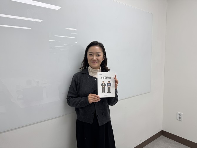 백정연 소소한소통 대표가 '이해하기 쉬운 장례식장 예절' 팜플릿을 들고 촬영하고 있다. = 김우람 기자