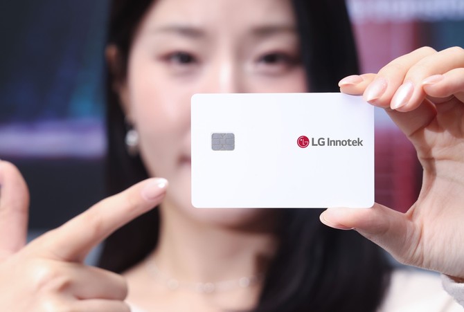 LG이노텍 직원이 성능은 높이면서도 탄소배출을 절반으로 줄인 '차세대 스마트 IC 기판'을 선보이고 있다. ⓒ LG이노텍