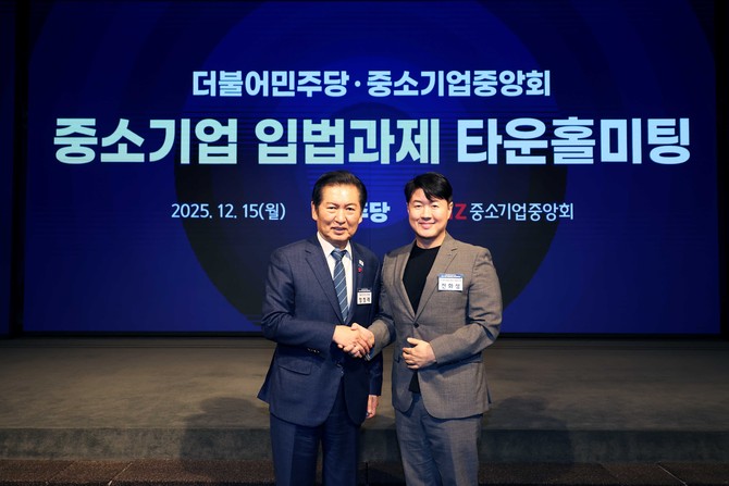 (좌측부터)정청래 더불어민주당 당 대표와 전화성 회장. ⓒ 초기투자액셀러레이터협회