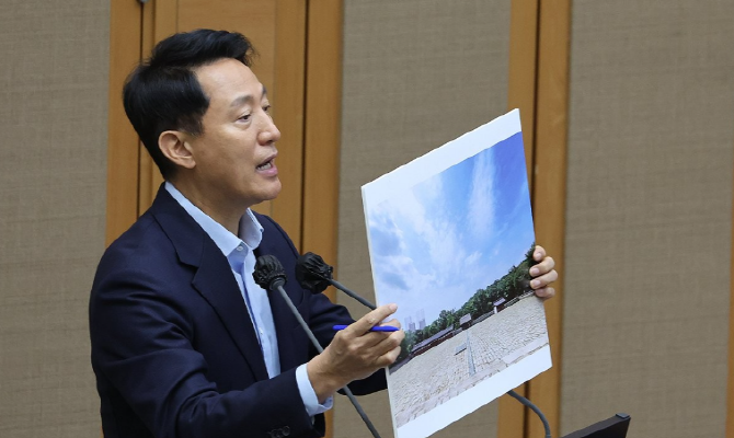 세운4구역 재개발과 종묘 관련 자료를 들고 질의에 답하고 있는 오세훈 서울시장. © 연합뉴스