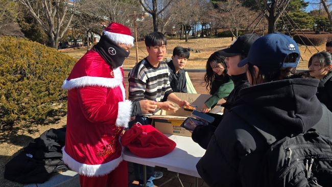 계명대 학생회가 산타복장을 하고 기말시험을 응원하는 간식 나눔 행사를 진행했다. ⓒ 계명대학교