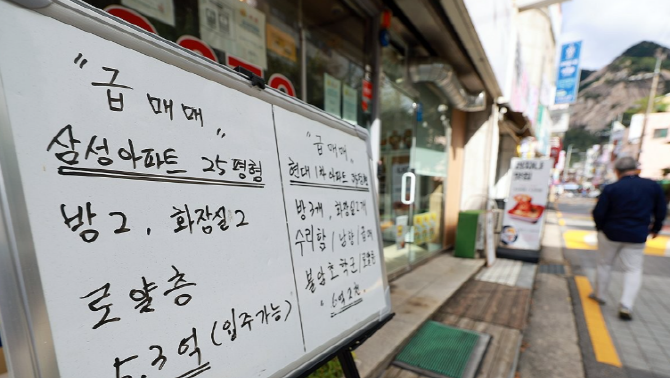 지난해 부동산 개발업, 임대업, 공인중개업 등 부동산 서비스산업 매출과 사업체 및 종사자가 모두 감소했다. © 연합뉴스