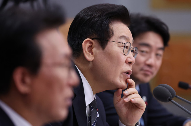 이재명 대통령이 19일 오후 서울정부청사에서 열린 금융위원회·금융감독원·공정거래위원회 등 업무보고에서 금융지주 등 금융권 최고경영자(CEO) 선임 절차와 관련해 투서 이야기를 꺼내며 이같이 강하게 질타했다. © 연합뉴스