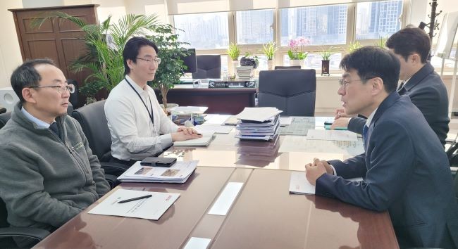 박동일 산업통상부 산업정책실장을 만나 지역 전통산업인 섬유와 안경산업 분야에 대한 새 정부의 지속적인 관심과 지원을 요청하고 있는 김정기 대구시장 권한대행. ⓒ 대구시