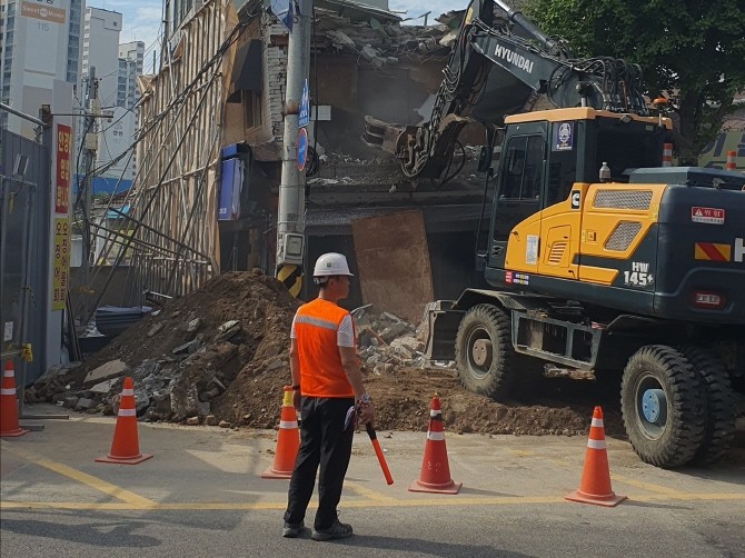 지난 7월 발생한 서울 이문동 지반침하 사고로 피해를 입은 인접건물 철거 사진. Ⓒ 서울시