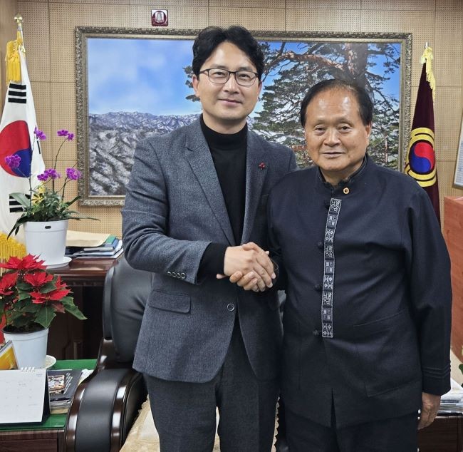김병욱 포항시장 출마예정자는 지난 24일 대한노인회 포항시지회 박수복 회장을 찾아 어르신 복지 현안과 경로당 운영 개선 방안에 대해 의견을 나눴다. ⓒ 김병욱