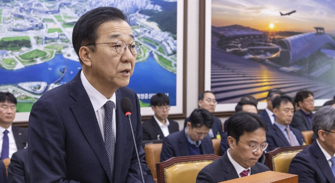 김윤덕 국토교통부 장관이 지난달 17일 국회 국토교통위원회 전체 회의에 출석해 보고하고 있는 모습. © 연합뉴스