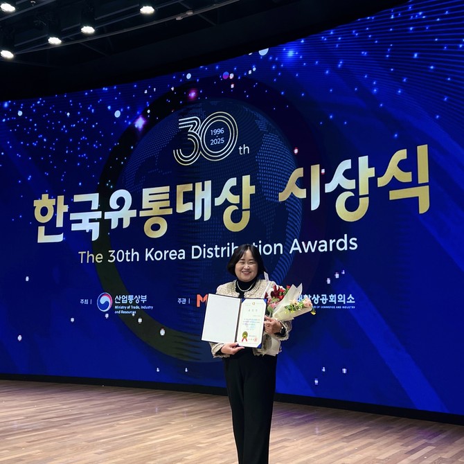 이윤정 스탭플러스 대표가 '제30회 한국유통대상'에서 서비스혁신부문 대한상공회의소회장 표창을 수상했다. ⓒ 스탭플러스