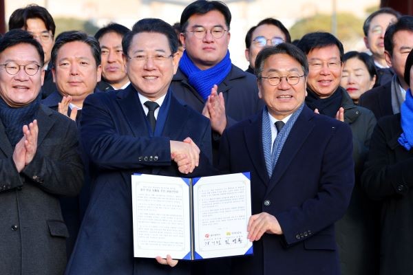 2일 오전 광주 북구 운정동 국립 5·18 민주묘지에서 강기정 광주시장·김영록 전남지사가 광주·전남 행정통합 선언문을 발표한 뒤 기념사진을 찍고 있다. ⓒ 연합뉴스