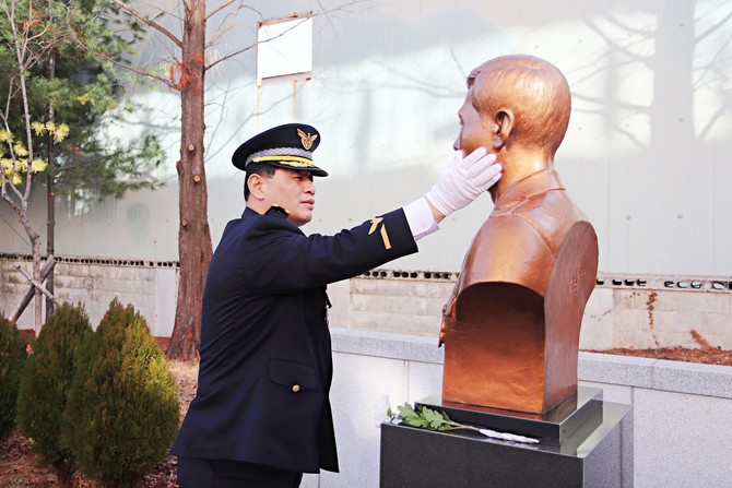 통영해양경찰서장이 새해를 맞아 해상동굴에 고립된 다이버 2명을 구조하다 순직한 故 정호종 경장의 흉상을 참배하며 고인의 숭고한 뜻을 기리고 있다. ⓒ 통영해경