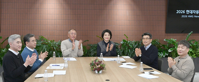 현대차그룹 주요 경영진들이 신년회를 마치고 박수치고 있는 모습. 왼쪽부터 성 김 현대차그룹 사장, 장재훈 현대차그룹 부회장, 정의선 현대차그룹 회장, 김혜인 현대차그룹 부사장, 송호성 기아 사장, 이규석 현대모비스 사장. ⓒ 현대자동차그룹