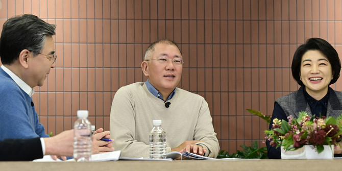 임직원들에게 AI의 중요성 및 그룹의 강점, AI 기술 내재화 필요성을 강조하고 있는 정의선 회장(가운데). ⓒ 현대자동차그룹
