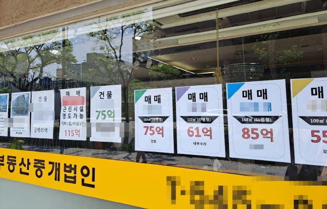 서울 강남구의 한 공인중개사사무소에 아파트 매물 안내문이 부착돼 있다. © 프라임경제