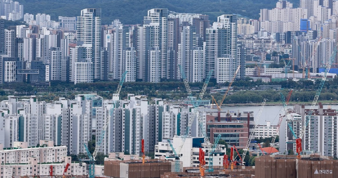 2026년 도시정비사업을 향한 경쟁의 막이 올랐다. 올해 정비사업 시장이 최대 80조원 수준까지 확대될 것으로 예상되면서, 서울·수도권 주요 거점을 중심으로 한 수주전이 본격화되고 있다. 사진은 한강변 아파트 및 주택단지들 일대. © 연합뉴스