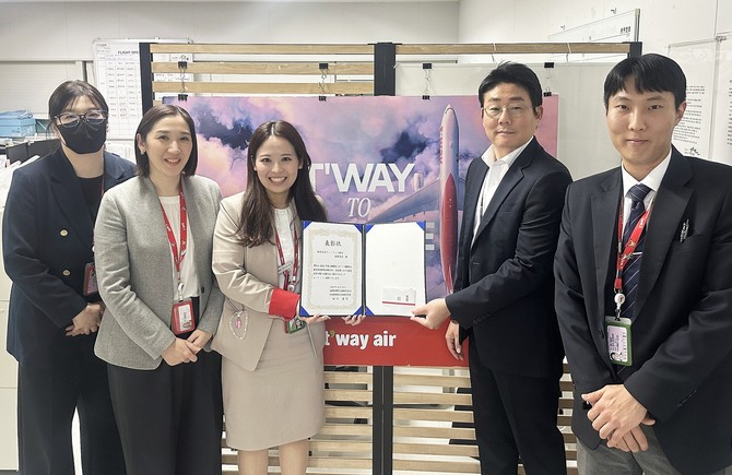 티웨이항공 우주 후쿠오카 지점장 및 후쿠오카지점 직원들이 기념사진 촬영을 하고 있다. ⓒ 티웨이항공