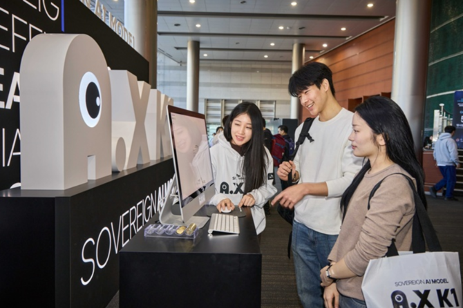 코엑스에 마련된 SK텔레콤 정예팀 체험공간을 찾은 방문자가 A.X K1 모델을 사용하는 모습. ⓒ SK텔레콤