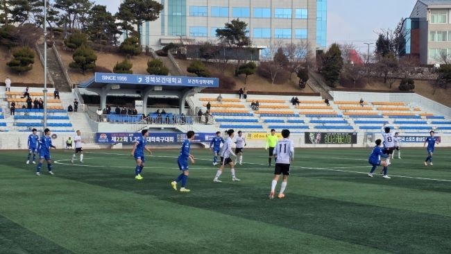 제22회 1·2학년 대학축구대회 예선 1차전에서 대구과학대학교 축구부 선수들이 조직적인 결기 운영을 바탕으로 경기를 펼치고 있다. ⓒ 대구과학대학교