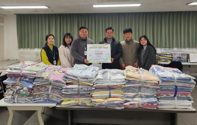 창원시가 마산시니어클럽에서 노인일자리사업의 일환으로 제작한 폐현수막 재활용 장바구니 3000개를 기탁받고 기념촬영을 하고 있다. ⓒ 창원시