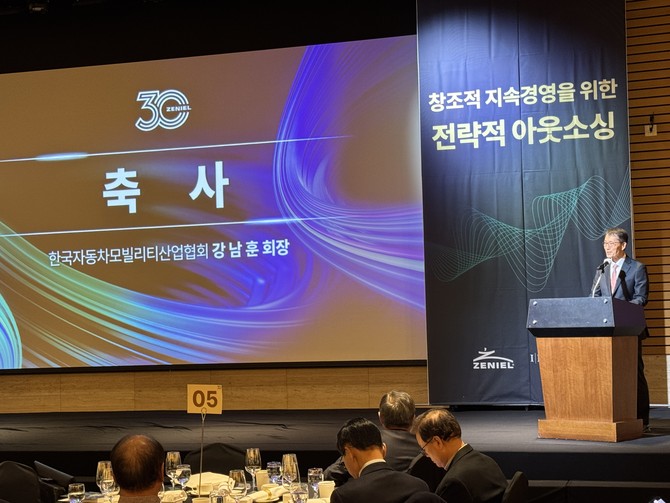 제니엘그룹의 창립을 축하하는 강남훈 한국자동차모빌리티산업협회 회장. = 김우람 기자